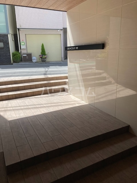 24/30 エントランス