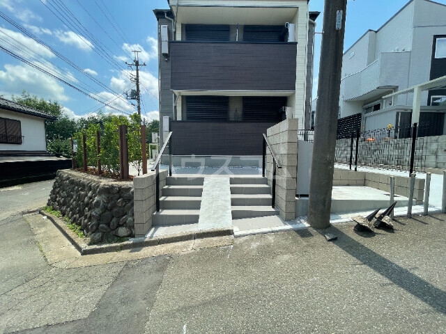 23/30 エントランス