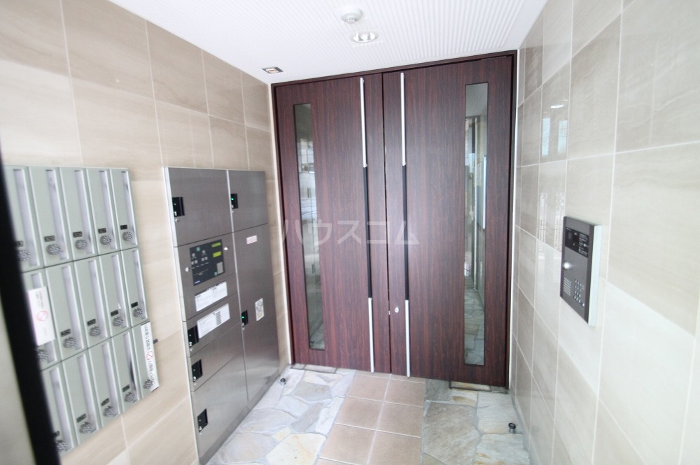 27/30 エントランス