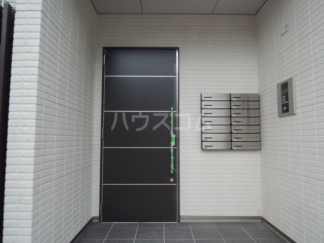 18/27 エントランス