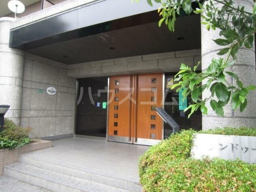 18/27 エントランス