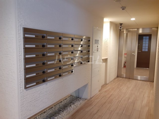 27/30 エントランス