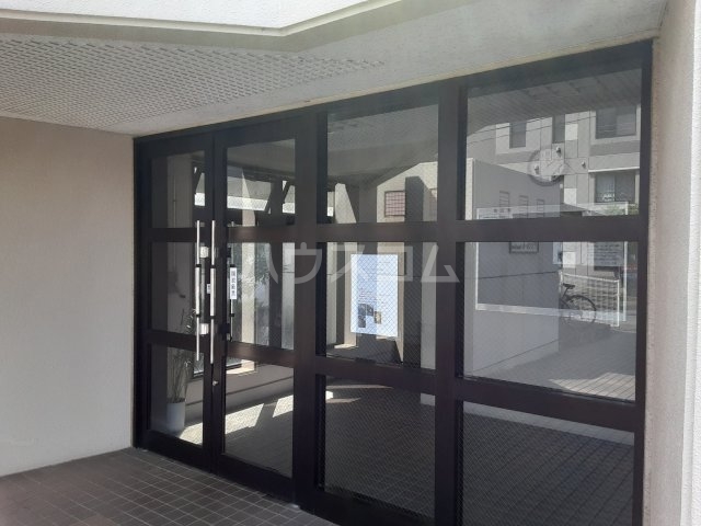 27/30 エントランス