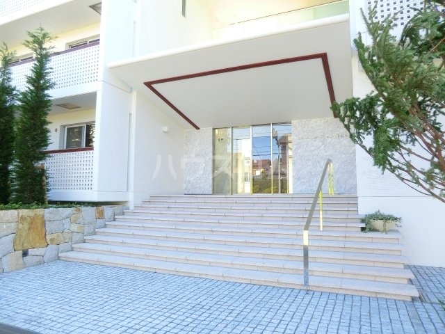 22/28 エントランス