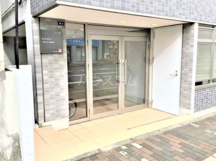 20/21 エントランス