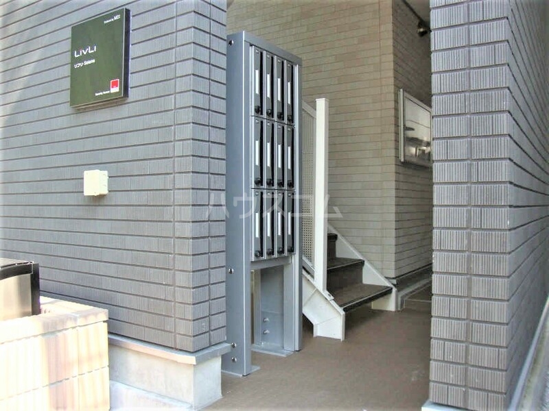 23/27 エントランス