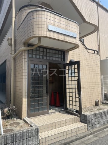 27/28 エントランス