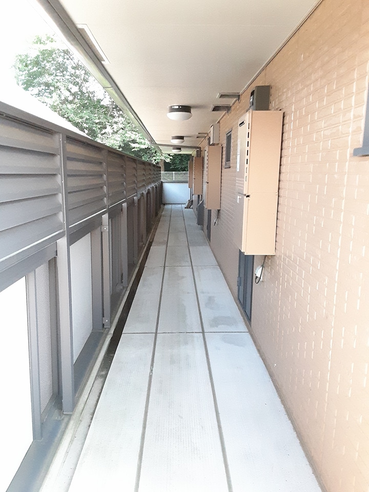 23/27 エントランス