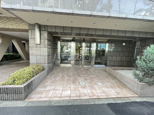 21/30 エントランス