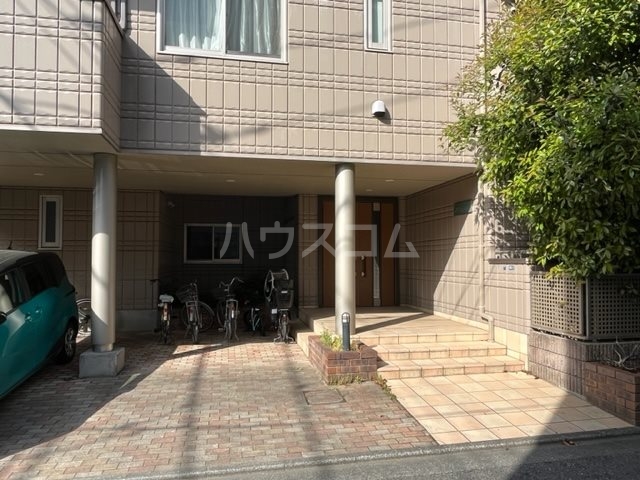 27/30 エントランス