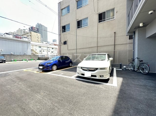 18/28 駐車場
