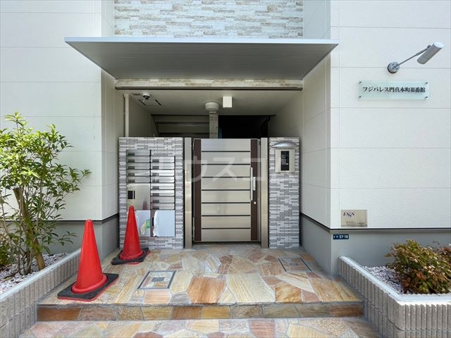 28/30 エントランス