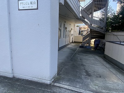 27/30 エントランス