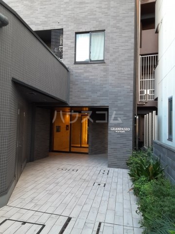 27/28 エントランス