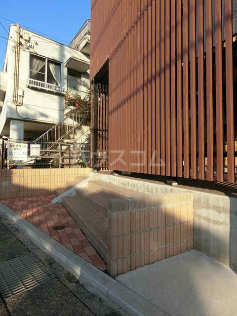 18/21 エントランス