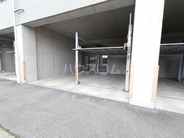 27/30 駐車場