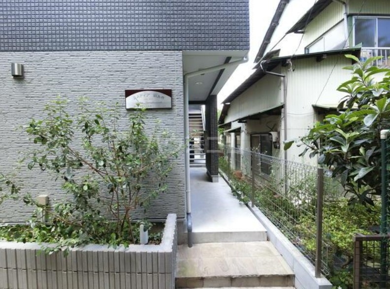 27/30 エントランス