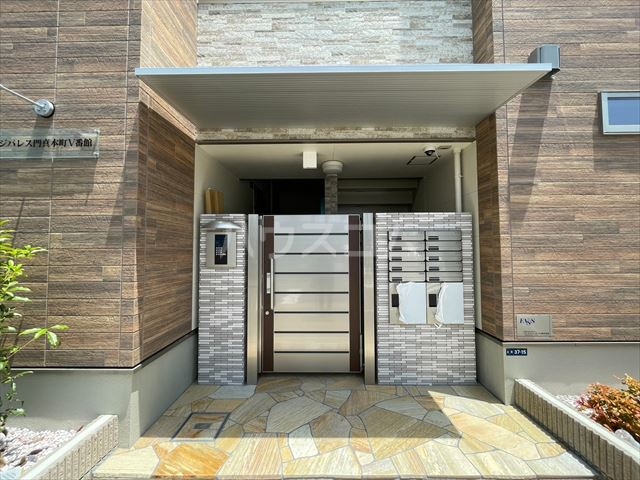 27/30 エントランス