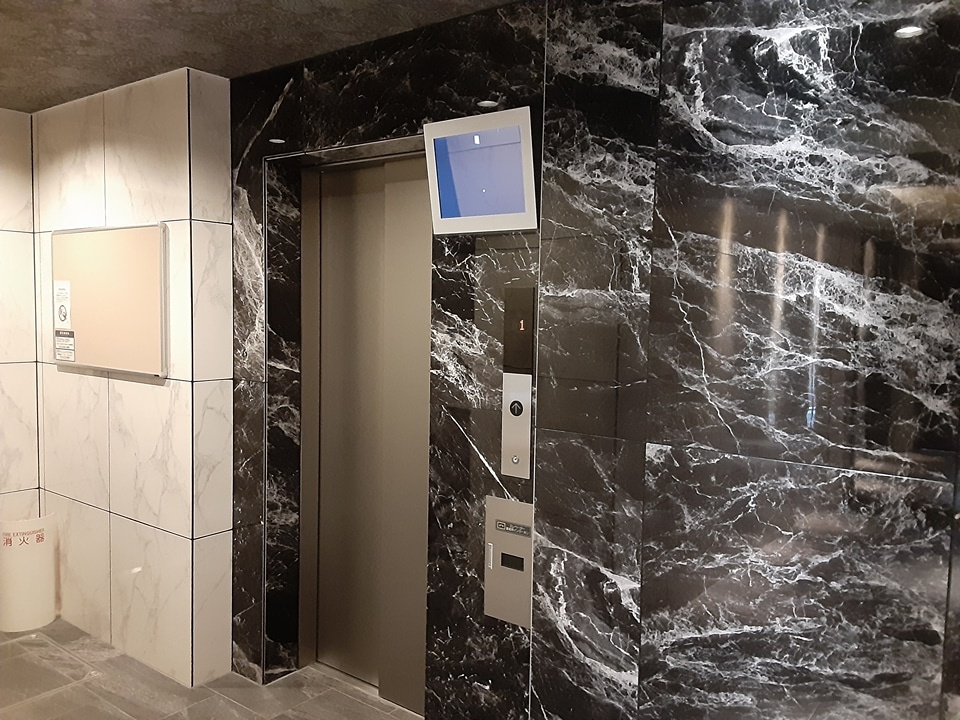 19/27 エントランス