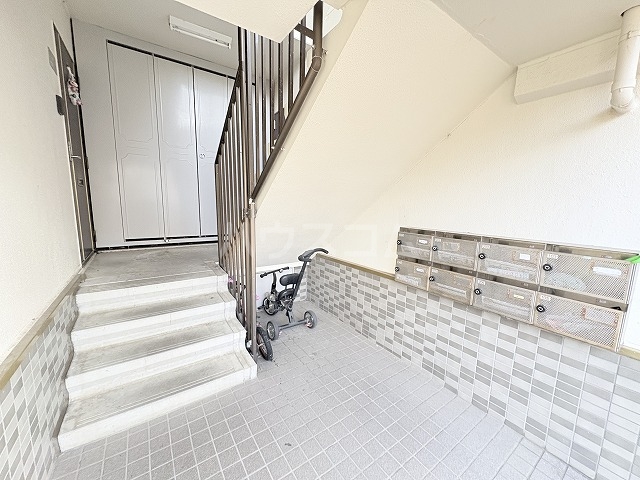 27/30 エントランス