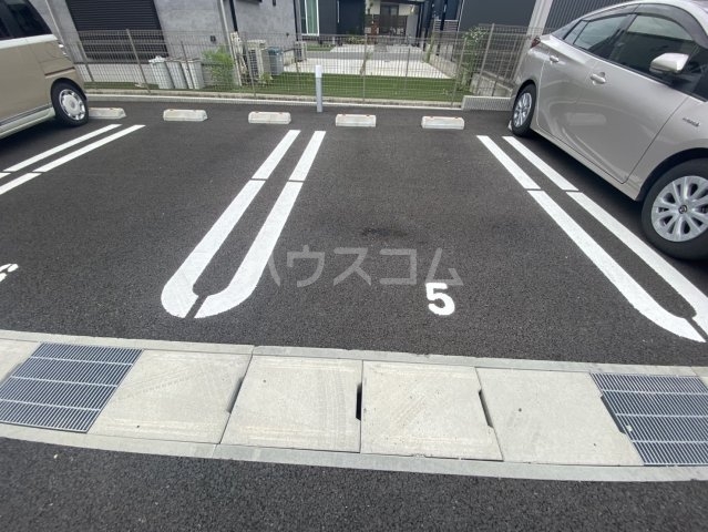 18/28 駐車場