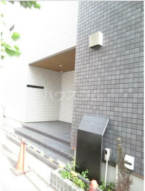 16/20 エントランス