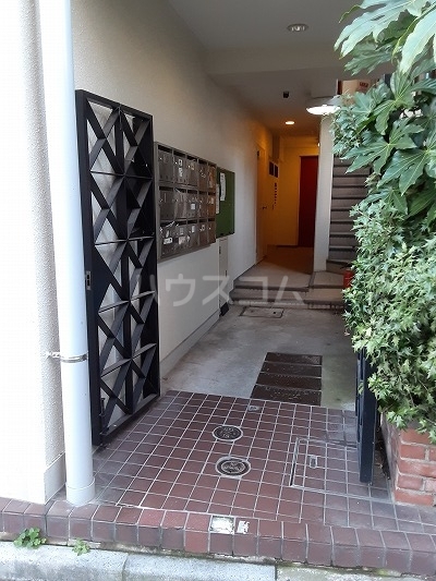 22/27 エントランス