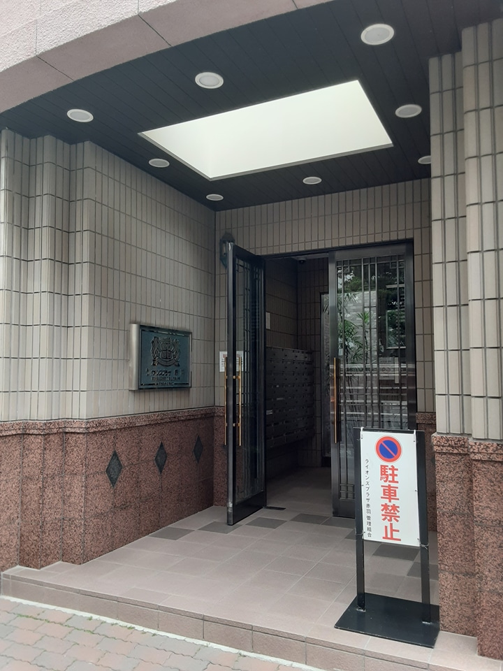 23/27 エントランス