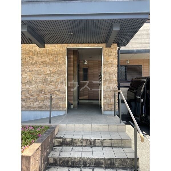 16/19 エントランス