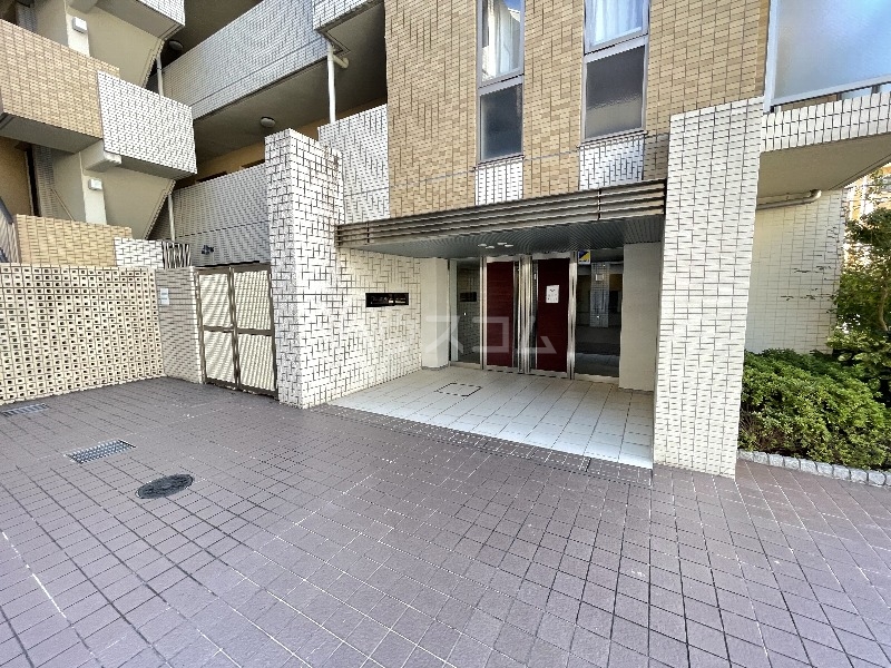 21/30 エントランス