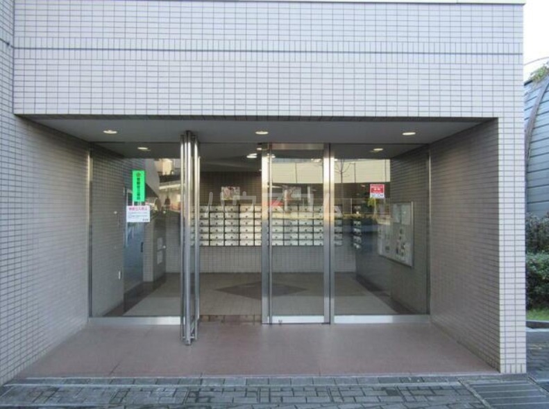 27/30 エントランス