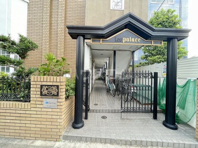 21/30 エントランス