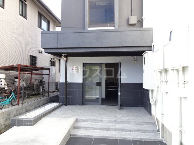 27/30 エントランス