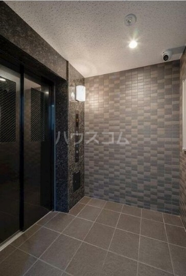 18/27 エントランス