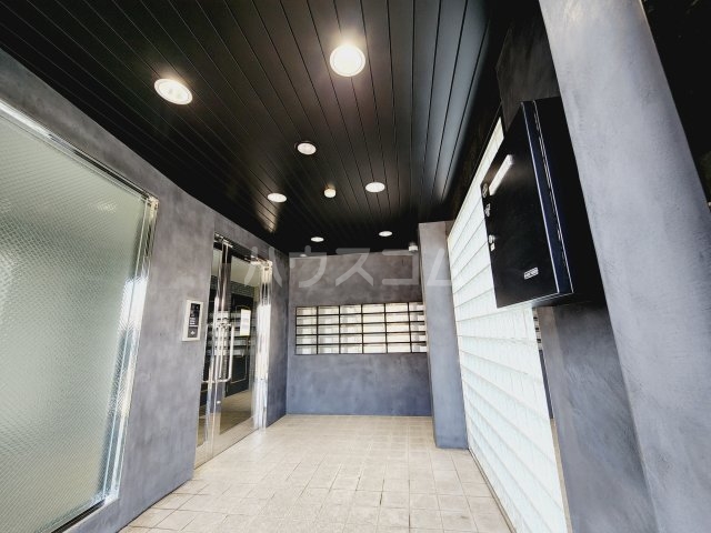 27/30 エントランス
