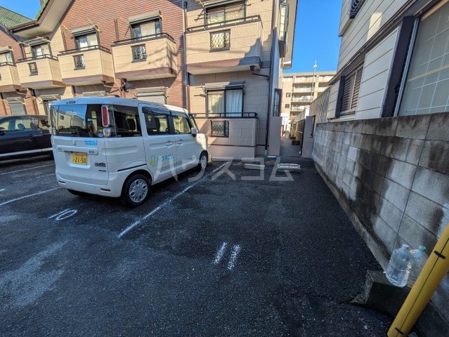 27/30 駐車場