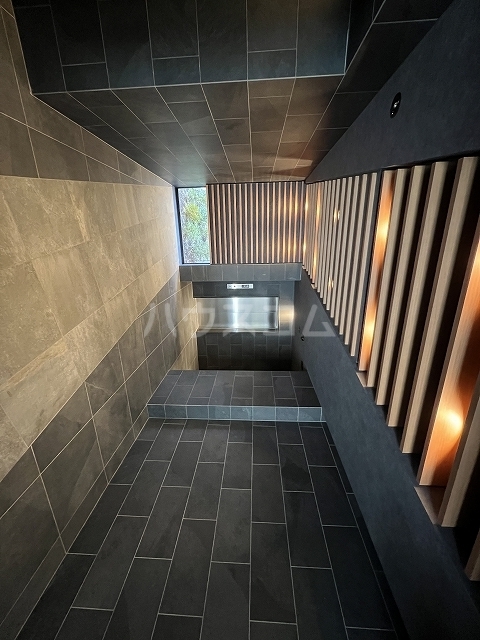 23/30 エントランス