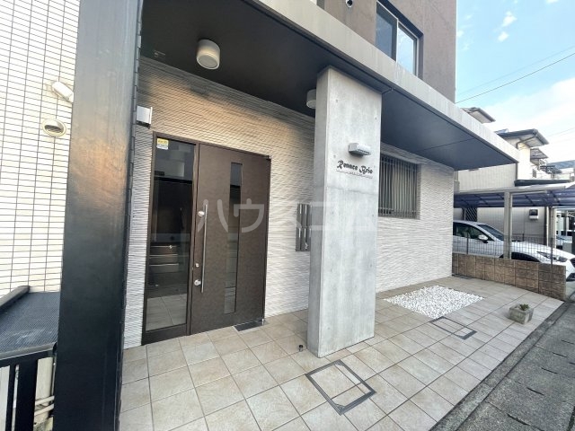 24/30 エントランス