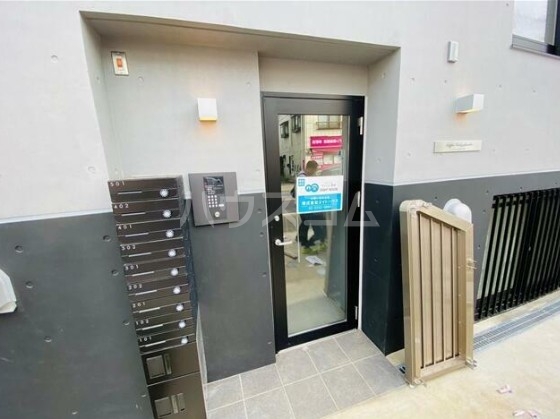 27/30 エントランス