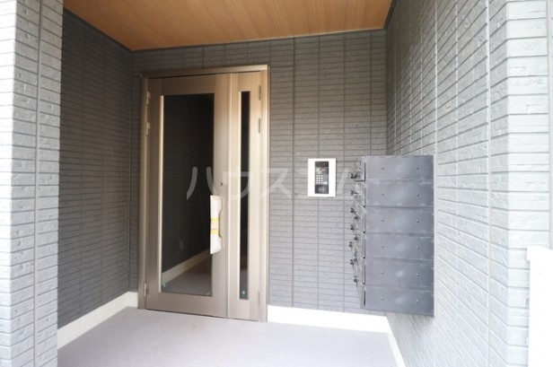 23/28 エントランス