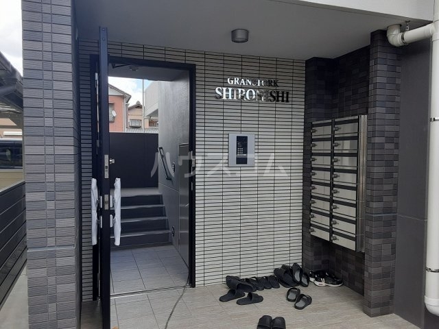 28/30 エントランス