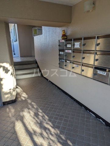 16/23 エントランス