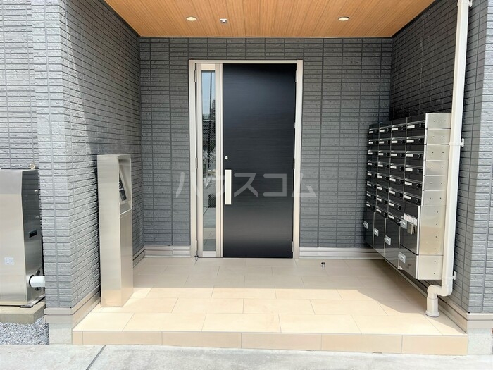 27/30 エントランス