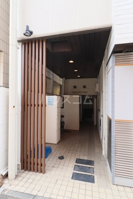 28/30 エントランス