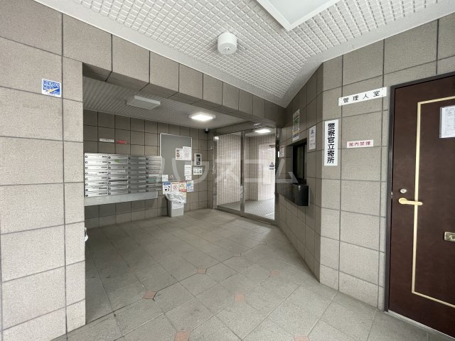 23/27 エントランス