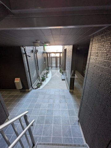 20/21 エントランス