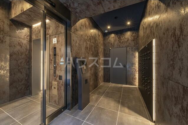 27/30 エントランス