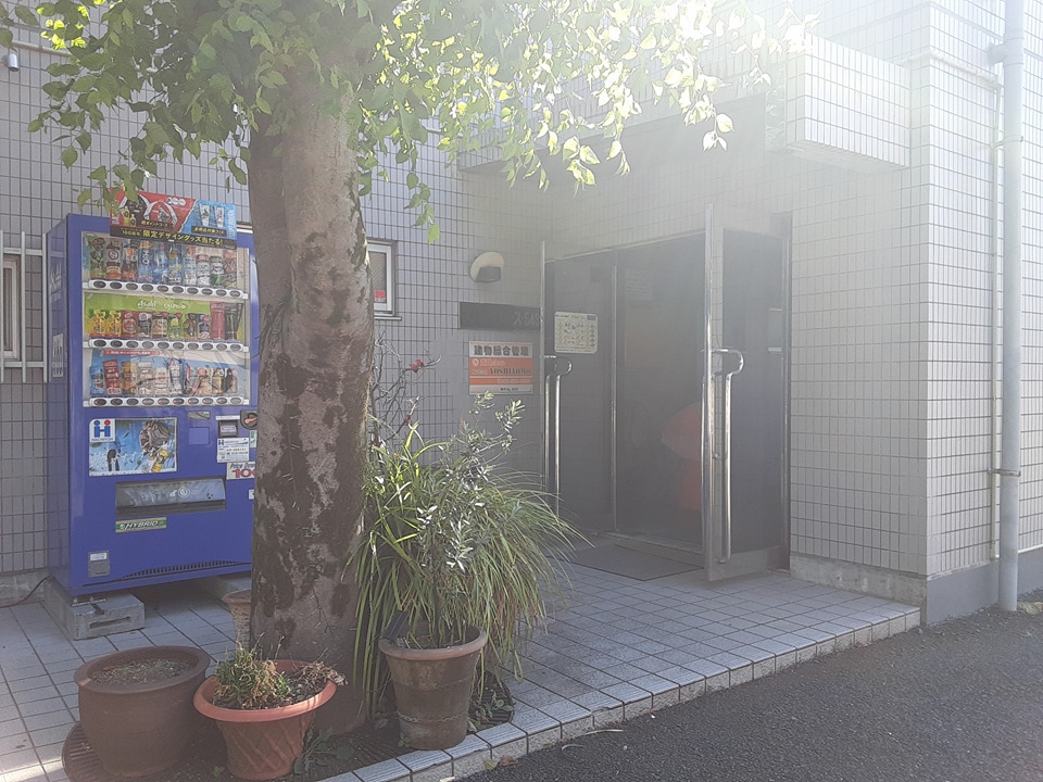 27/30 エントランス