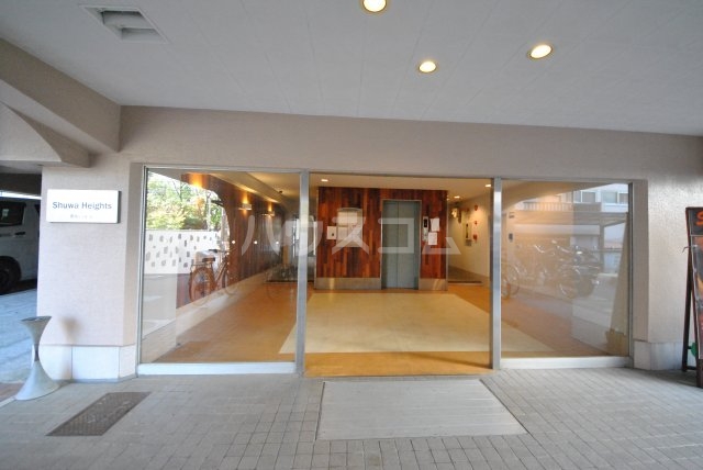 28/30 エントランス