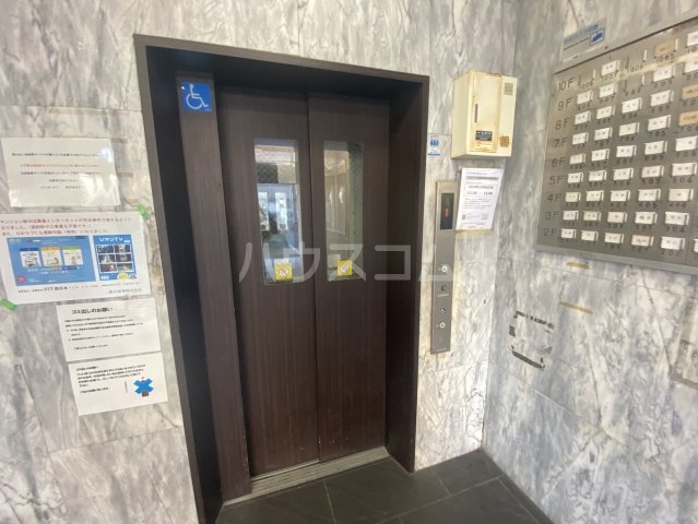 18/27 エントランス